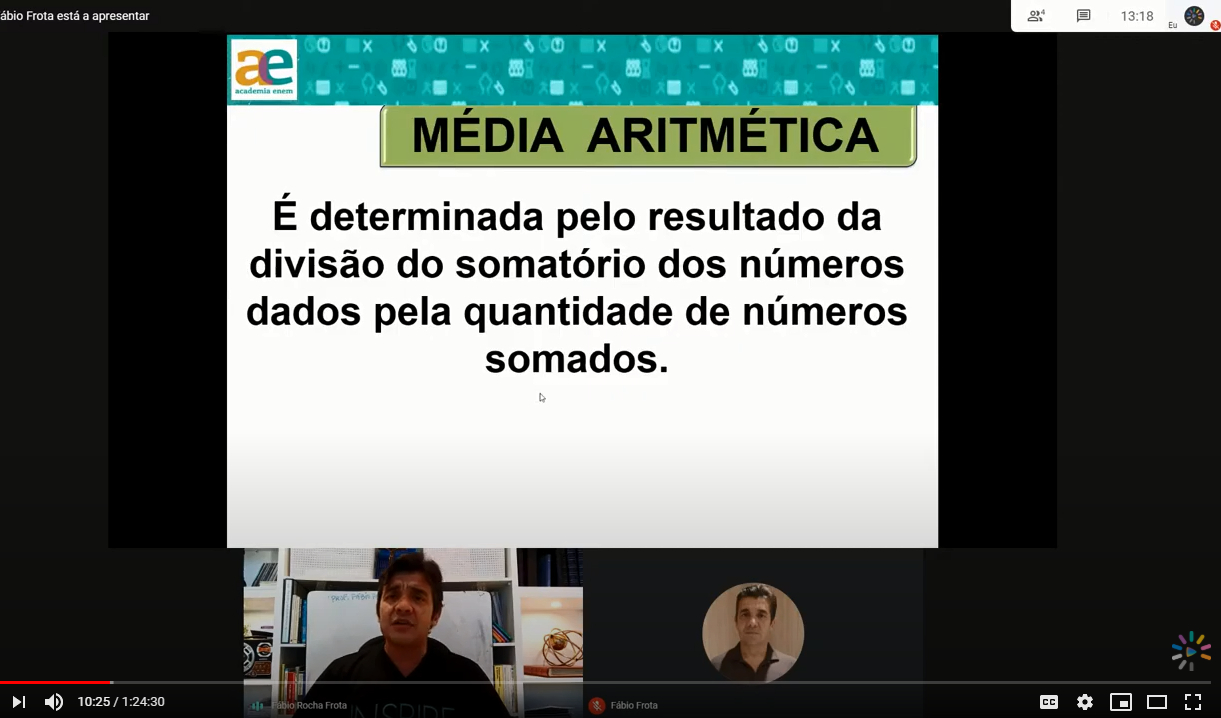  print de aula de matemática com foto de professor falando no canto inferior da tele e exercício de matemática no centro